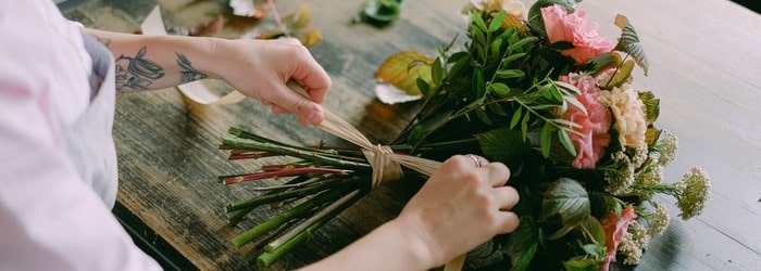 Fleuriste composant un bouquet Interflora