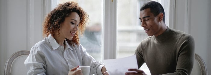 Couple résiliant une assurance Crédit Agricole