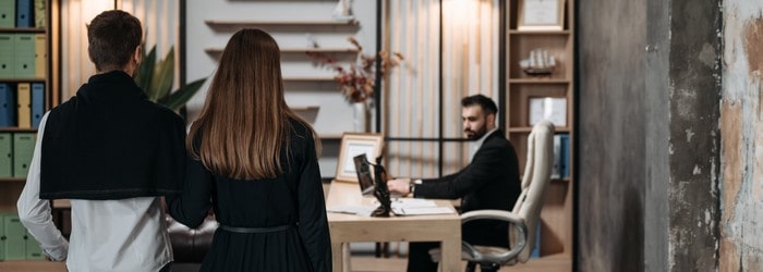 Couple résiliant une assurance LCL