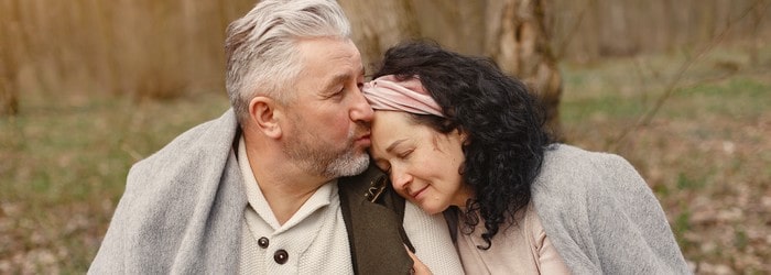 Couple s'embrassant - résilier son assurance décès ECA