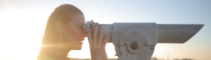 Femme observant le paysage - observatoire des résiliations 2022
