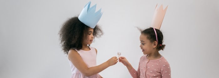 Deux petites filles jouant aux princesses