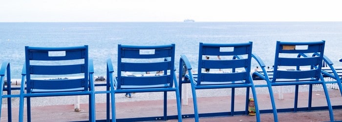 Chaises bleues à Nice - résiliation Lignes d'Azur